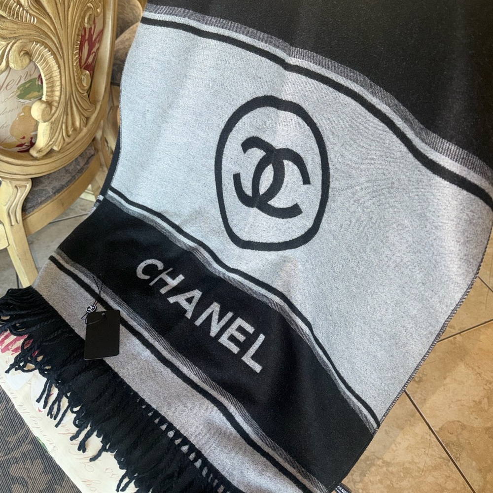CHANEL Elegant Black and Gray Throw - Picture 7 of 7